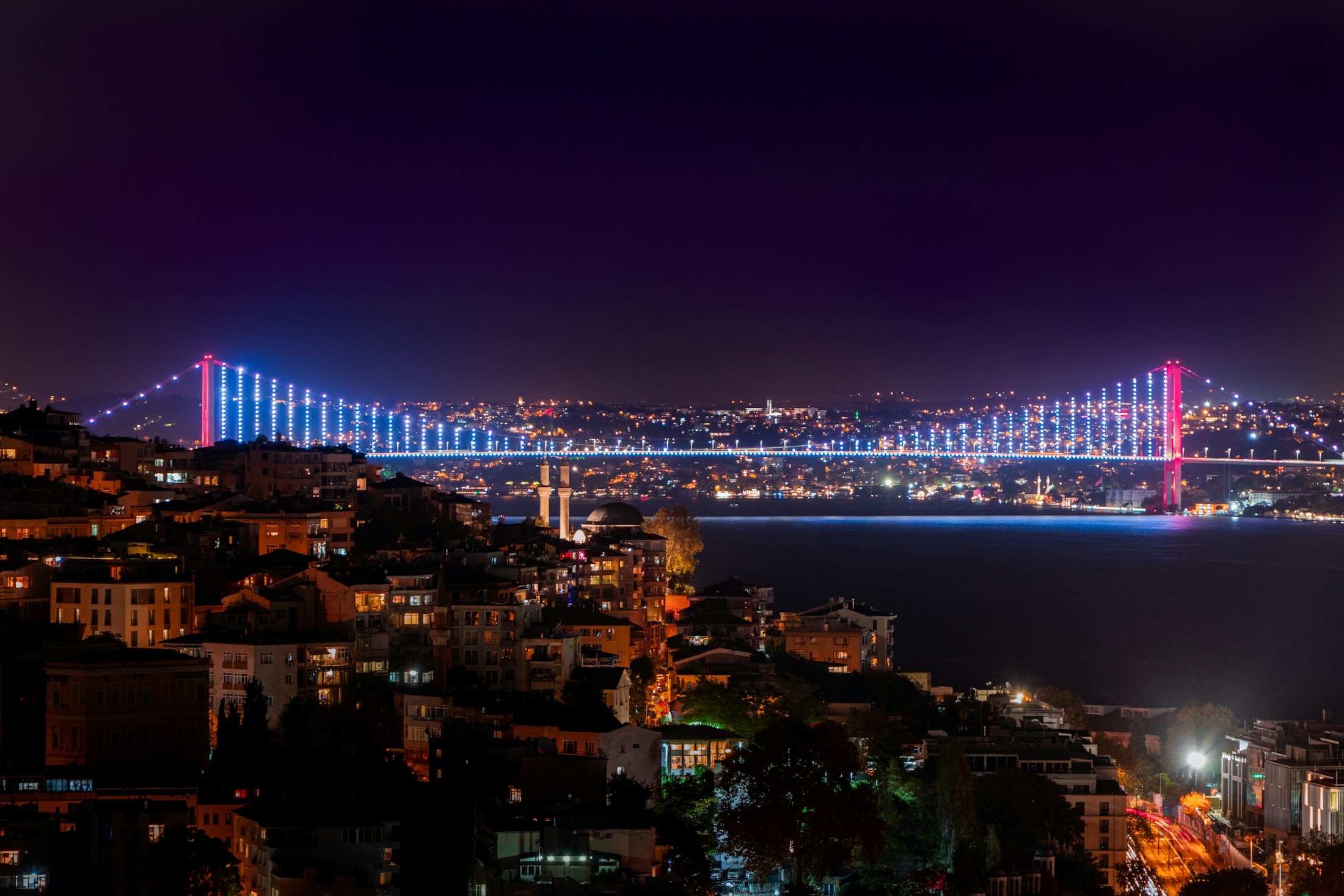 Gece ışıklarıyla İstanbul Boğazı ve Boğaziçi Köprüsü